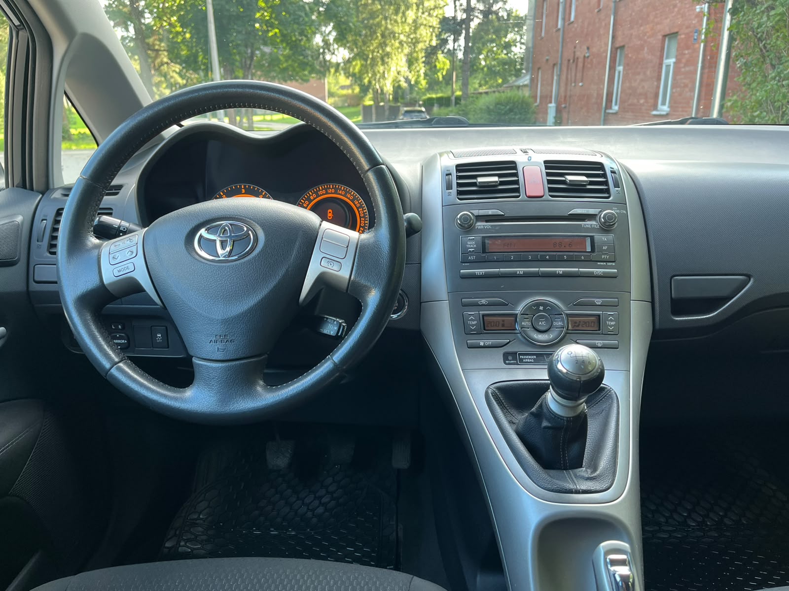 TOYOTA AURIS