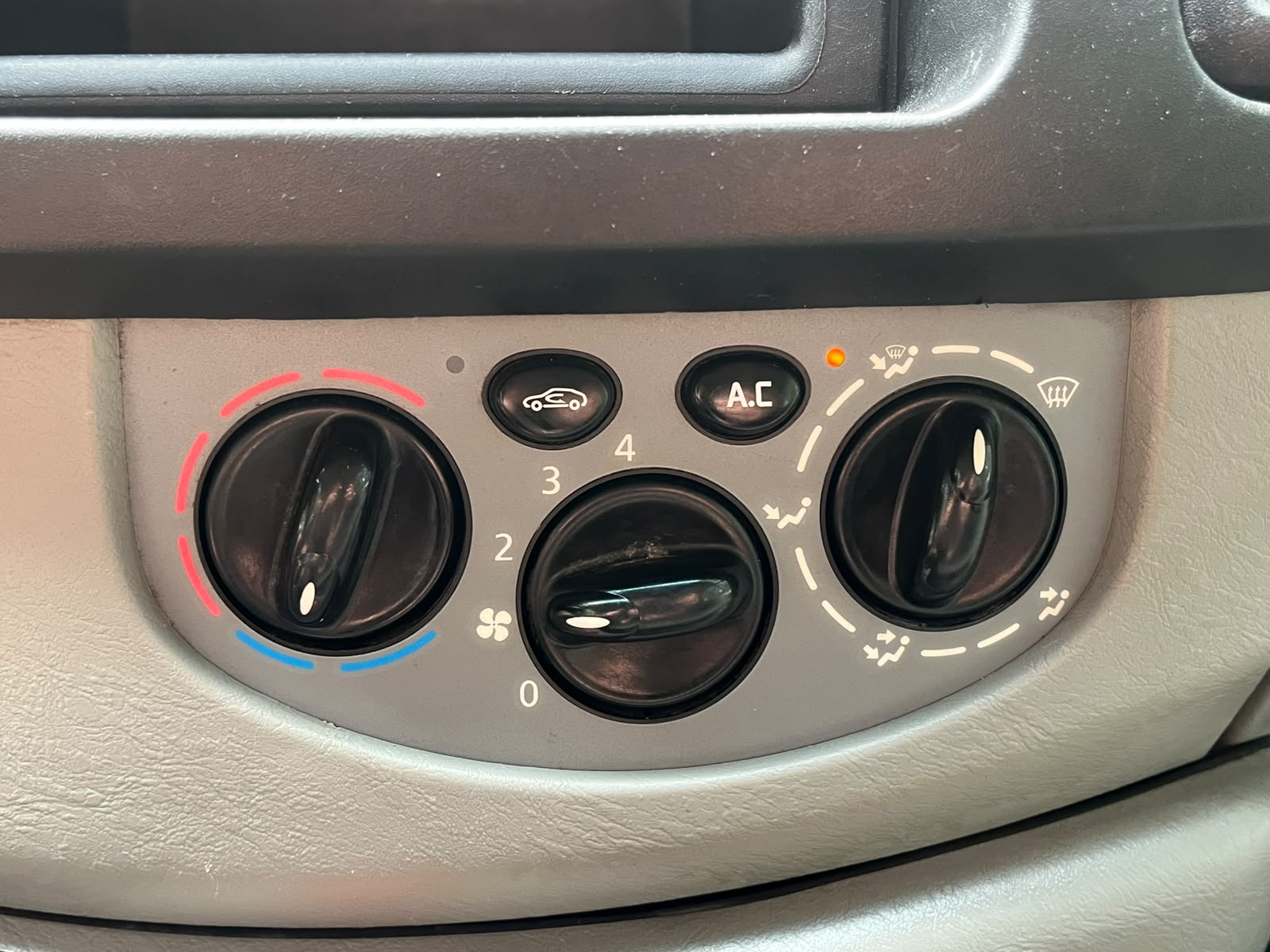 OPEL VIVARO 6-VIETAS