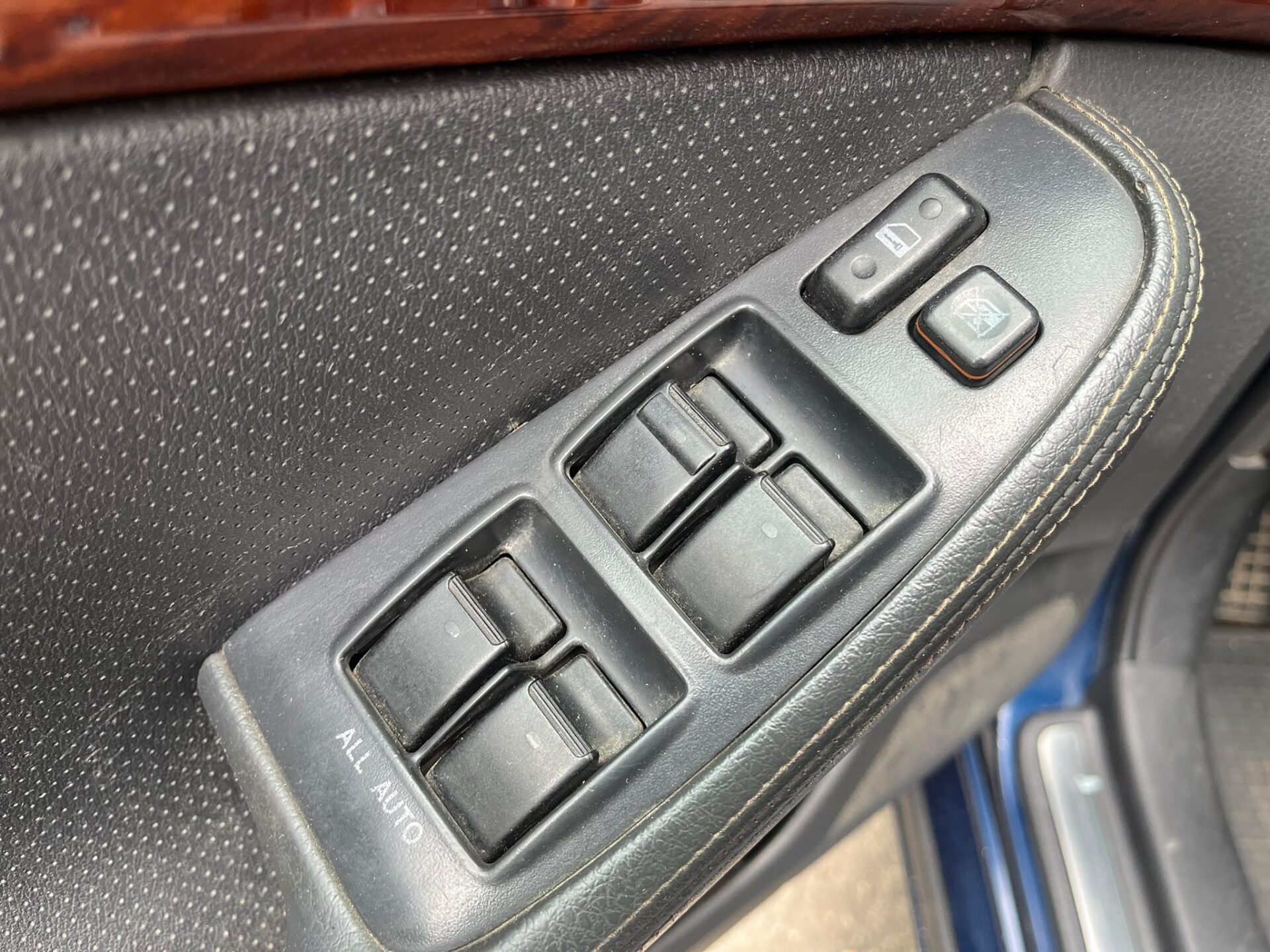 TOYOTA AVENSIS
