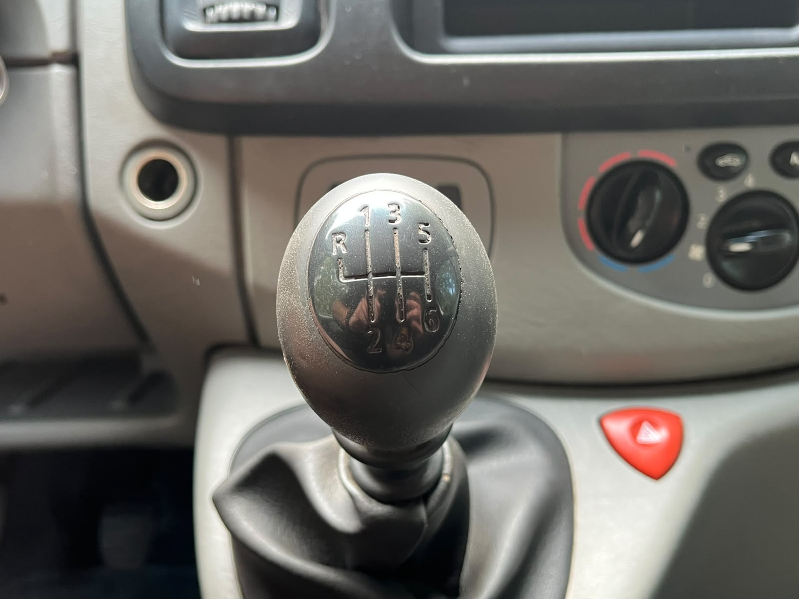OPEL VIVARO 6-VIETAS