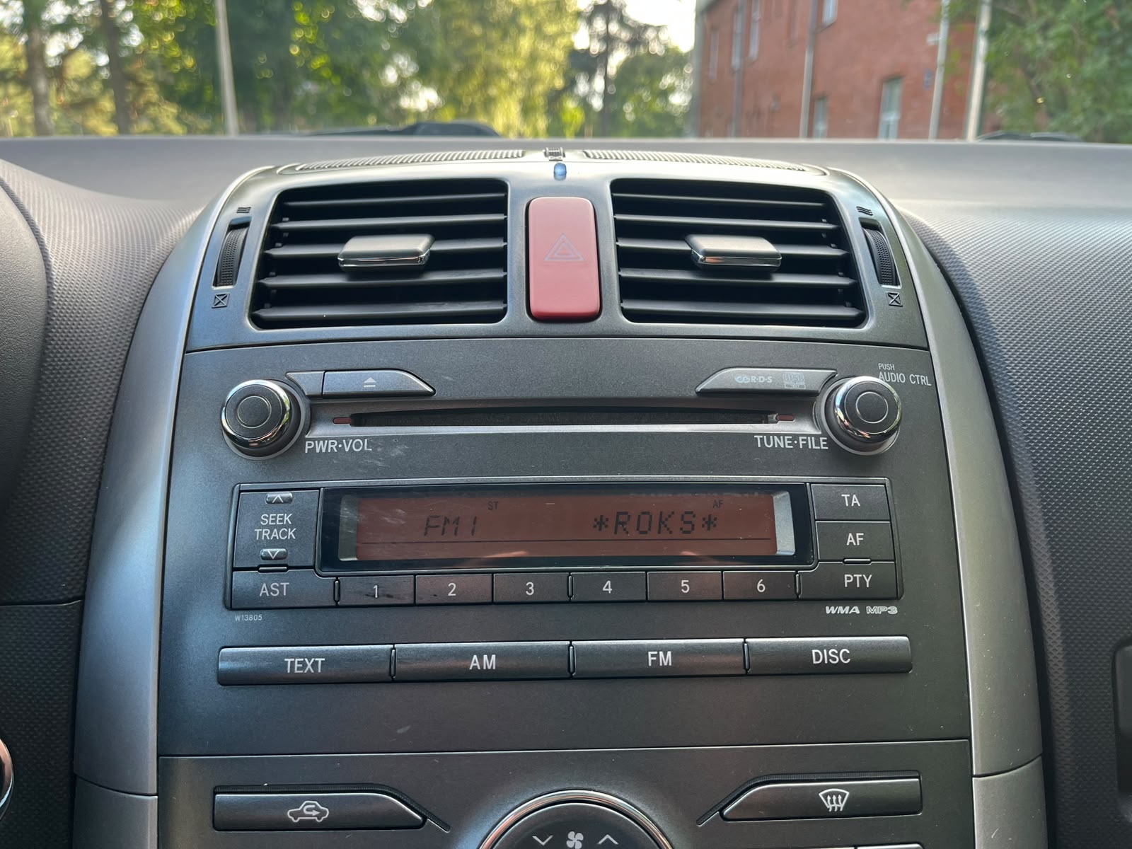 TOYOTA AURIS