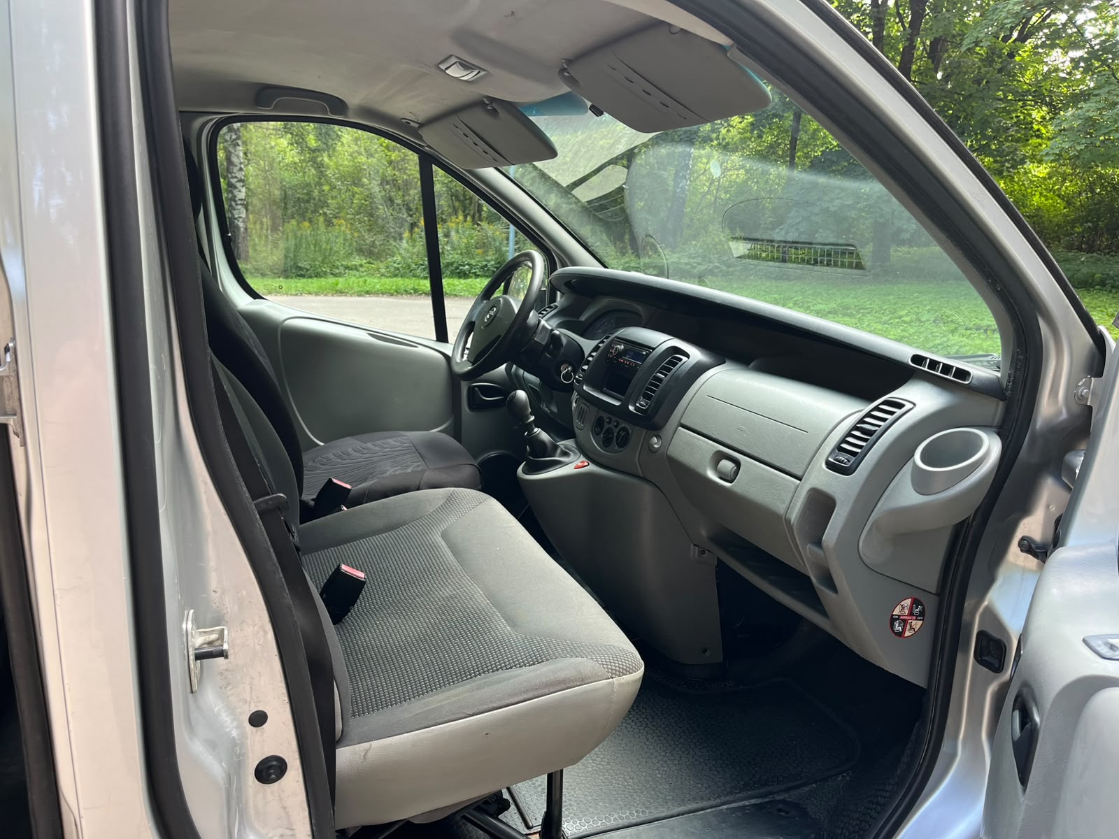 OPEL VIVARO 6-VIETAS