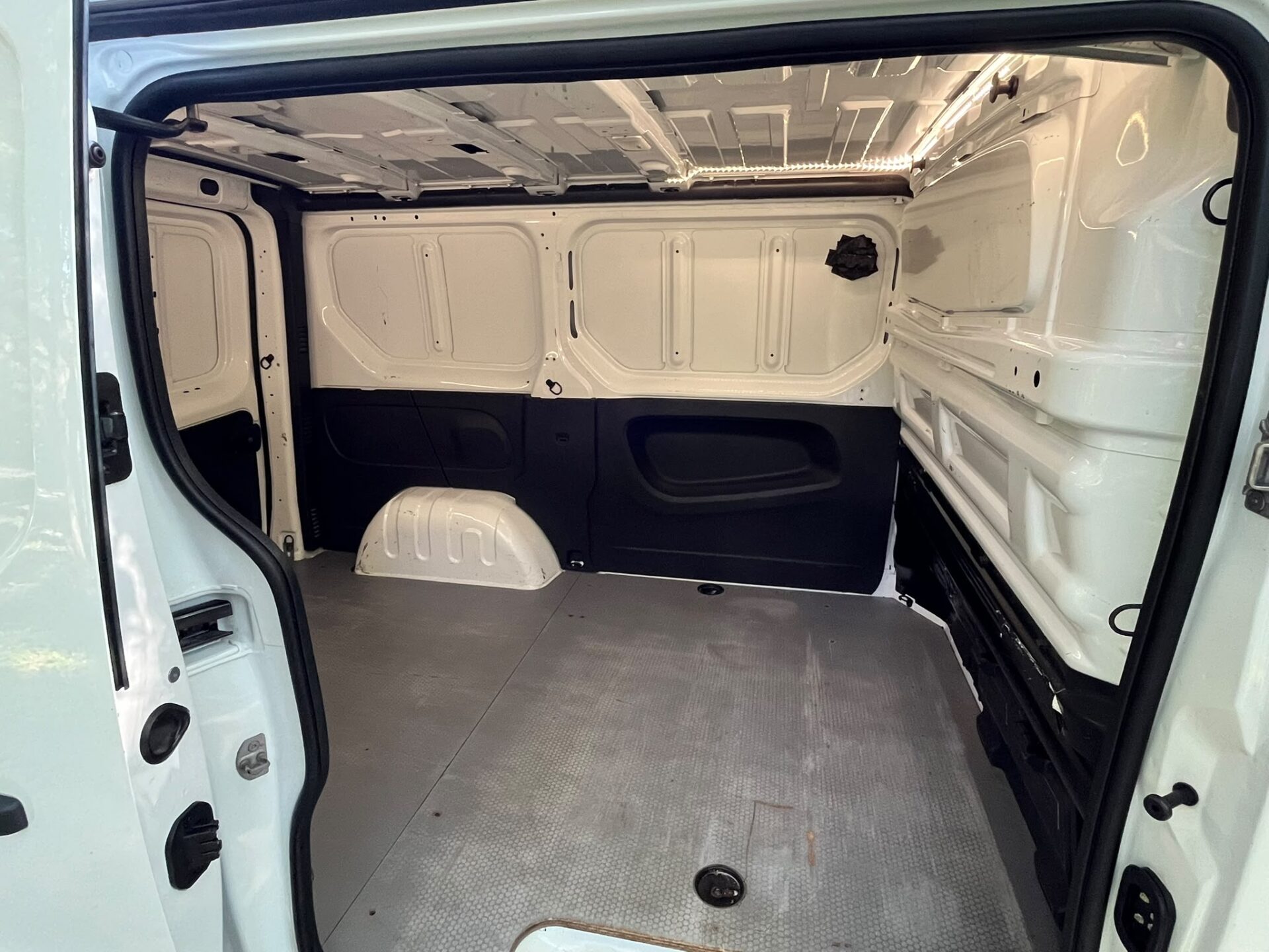 OPEL VIVARO-KRAVAS