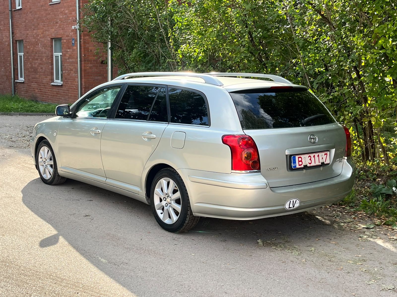 TOYOTA AVENSIS