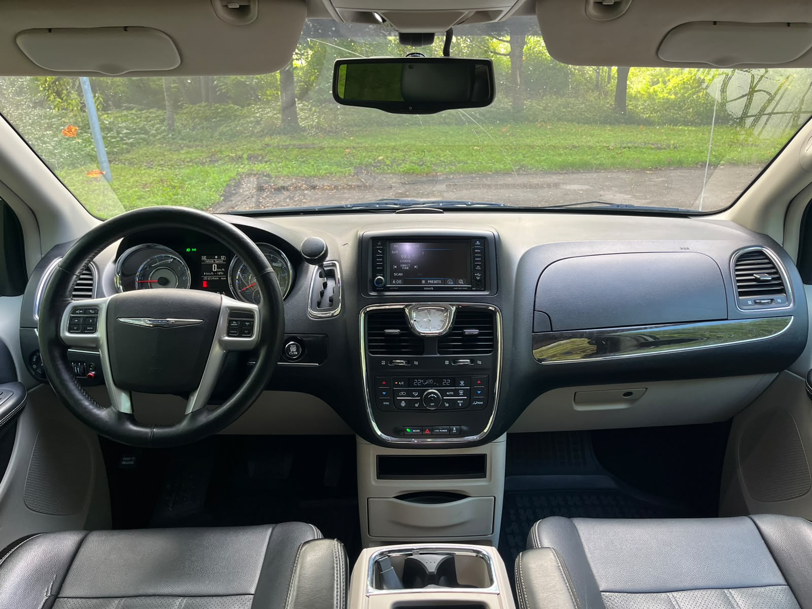 CHRYSLER TOWN & COUNTRY 7-VIETAS