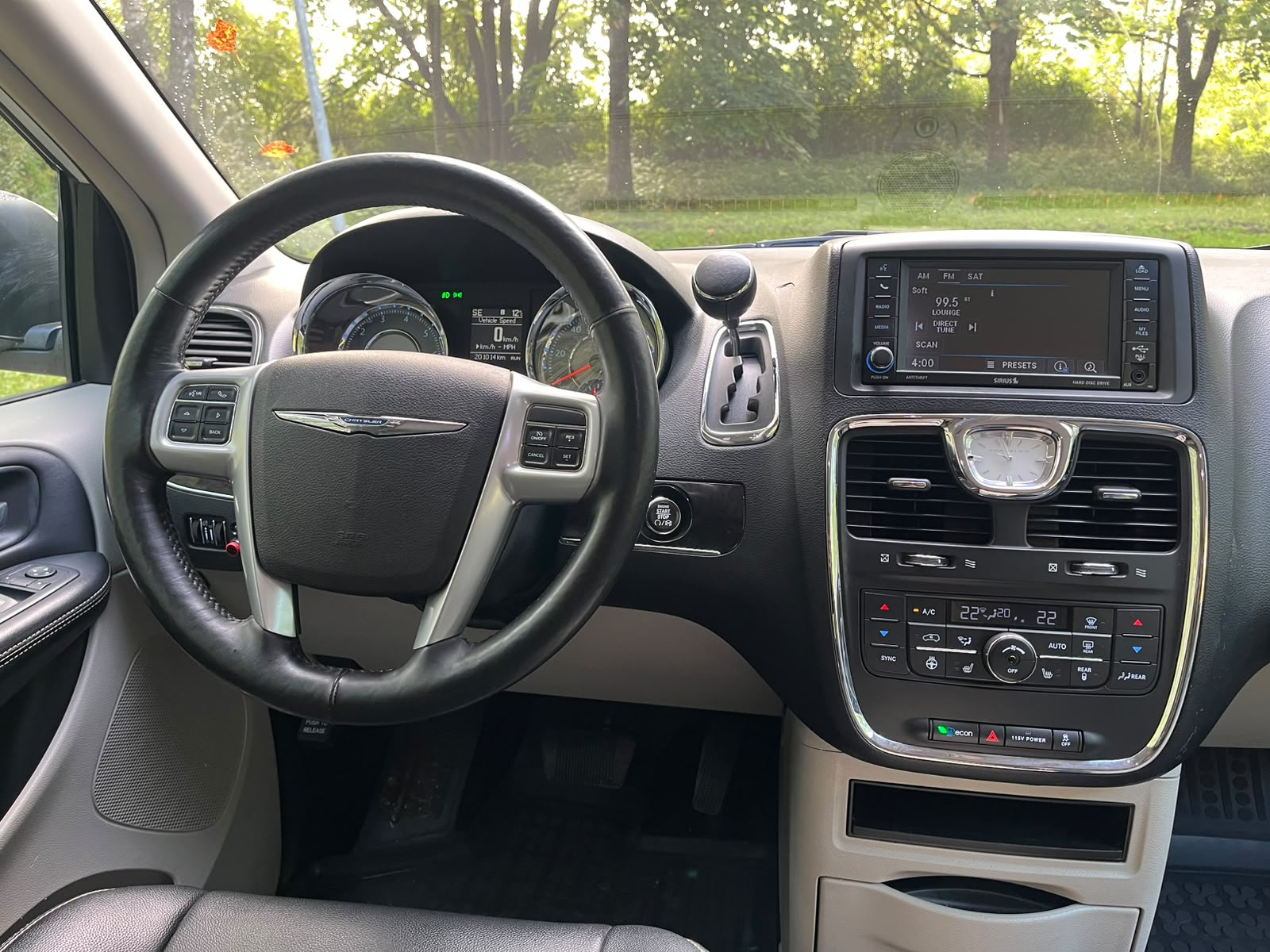 CHRYSLER TOWN & COUNTRY 7-VIETAS