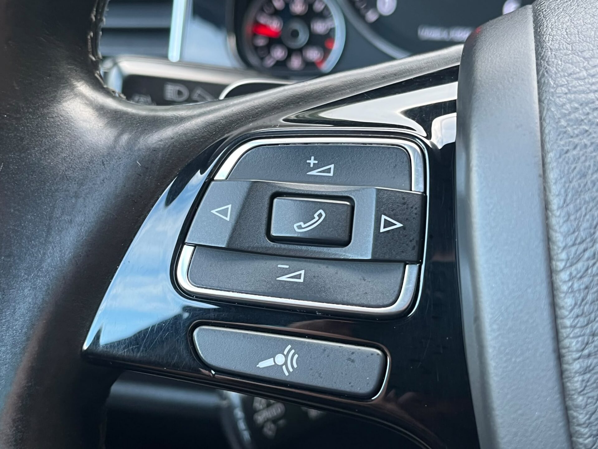 VW TOUAREG R-LINE