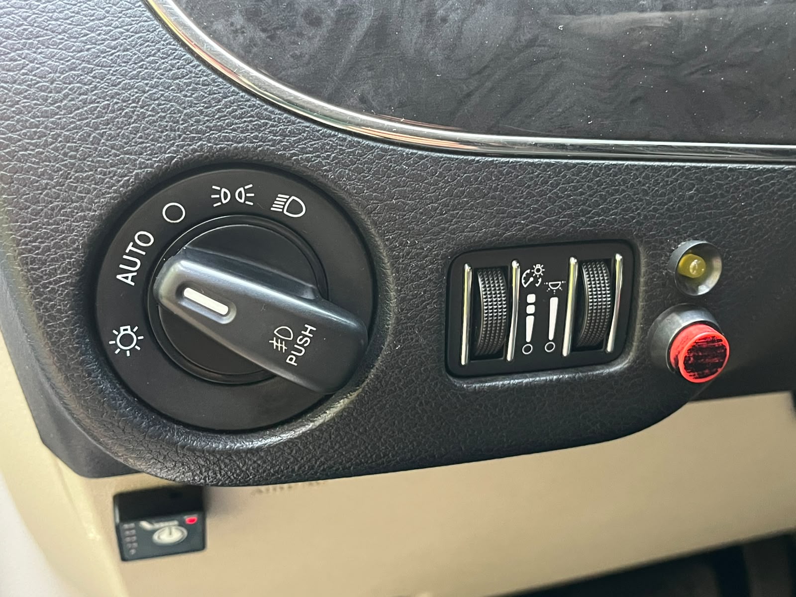 CHRYSLER TOWN & COUNTRY 7-VIETAS