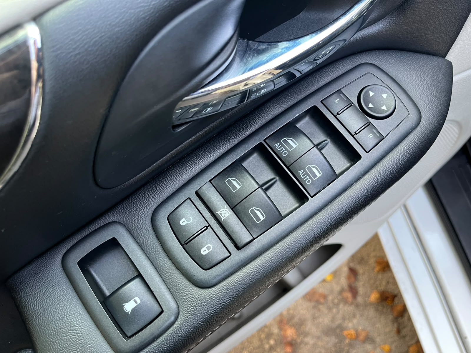 CHRYSLER TOWN & COUNTRY 7-VIETAS
