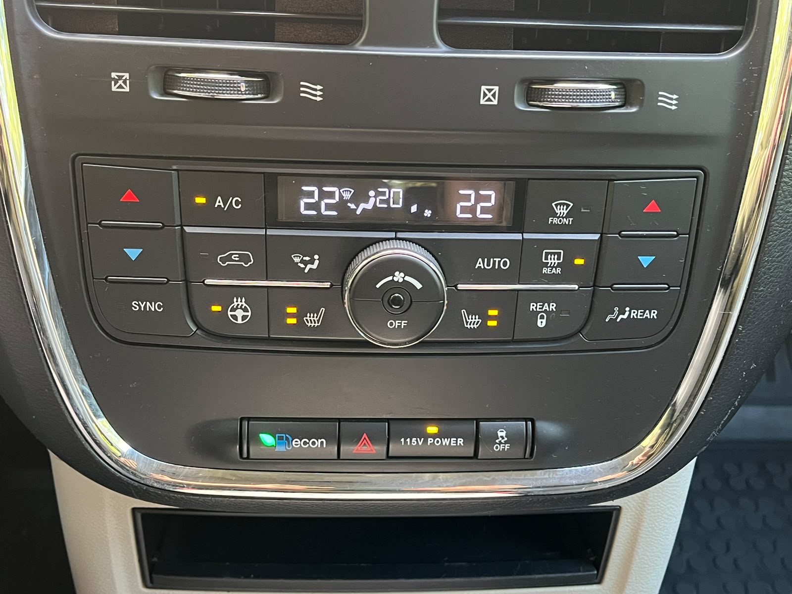 CHRYSLER TOWN & COUNTRY 7-VIETAS