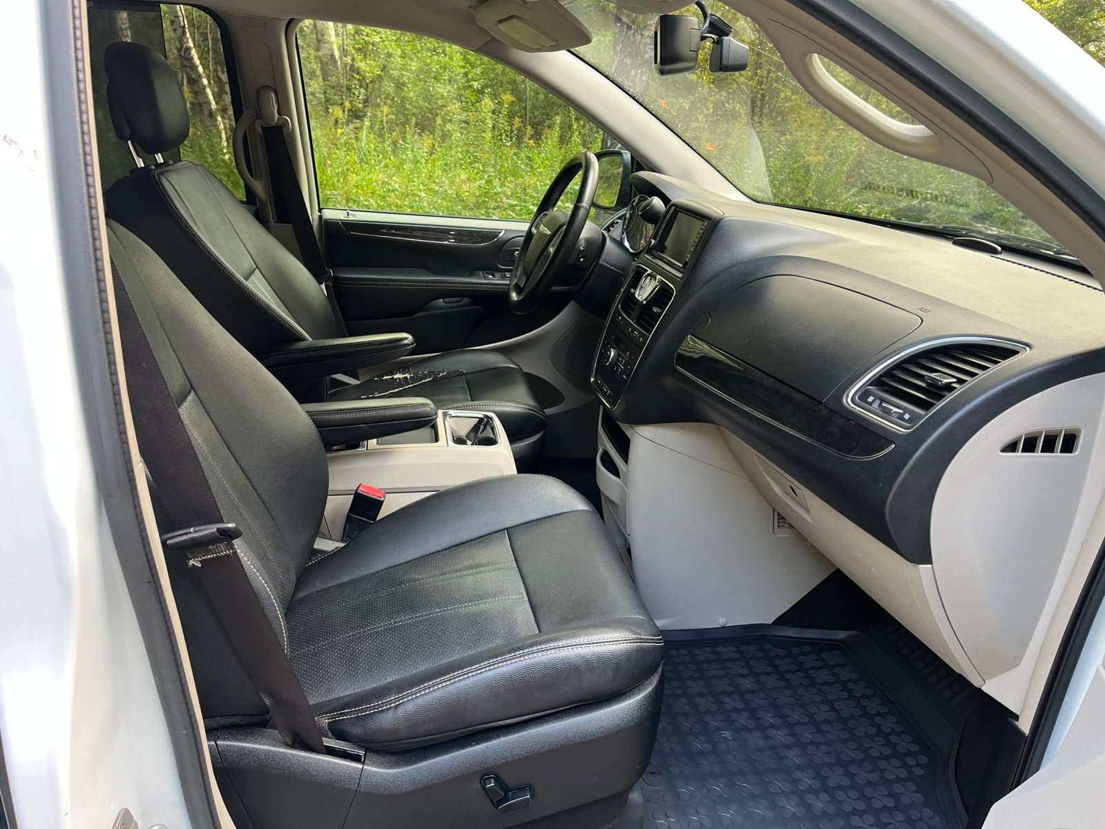 CHRYSLER TOWN & COUNTRY 7-VIETAS