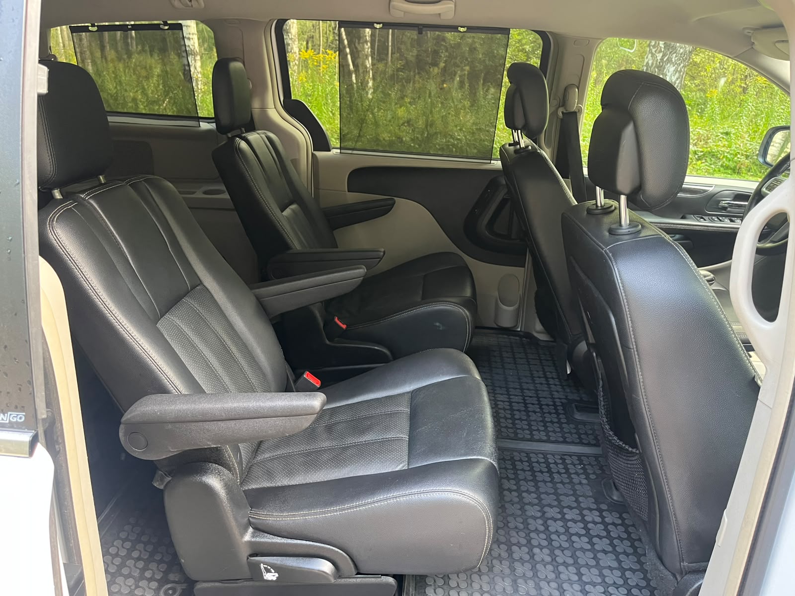 CHRYSLER TOWN & COUNTRY 7-VIETAS