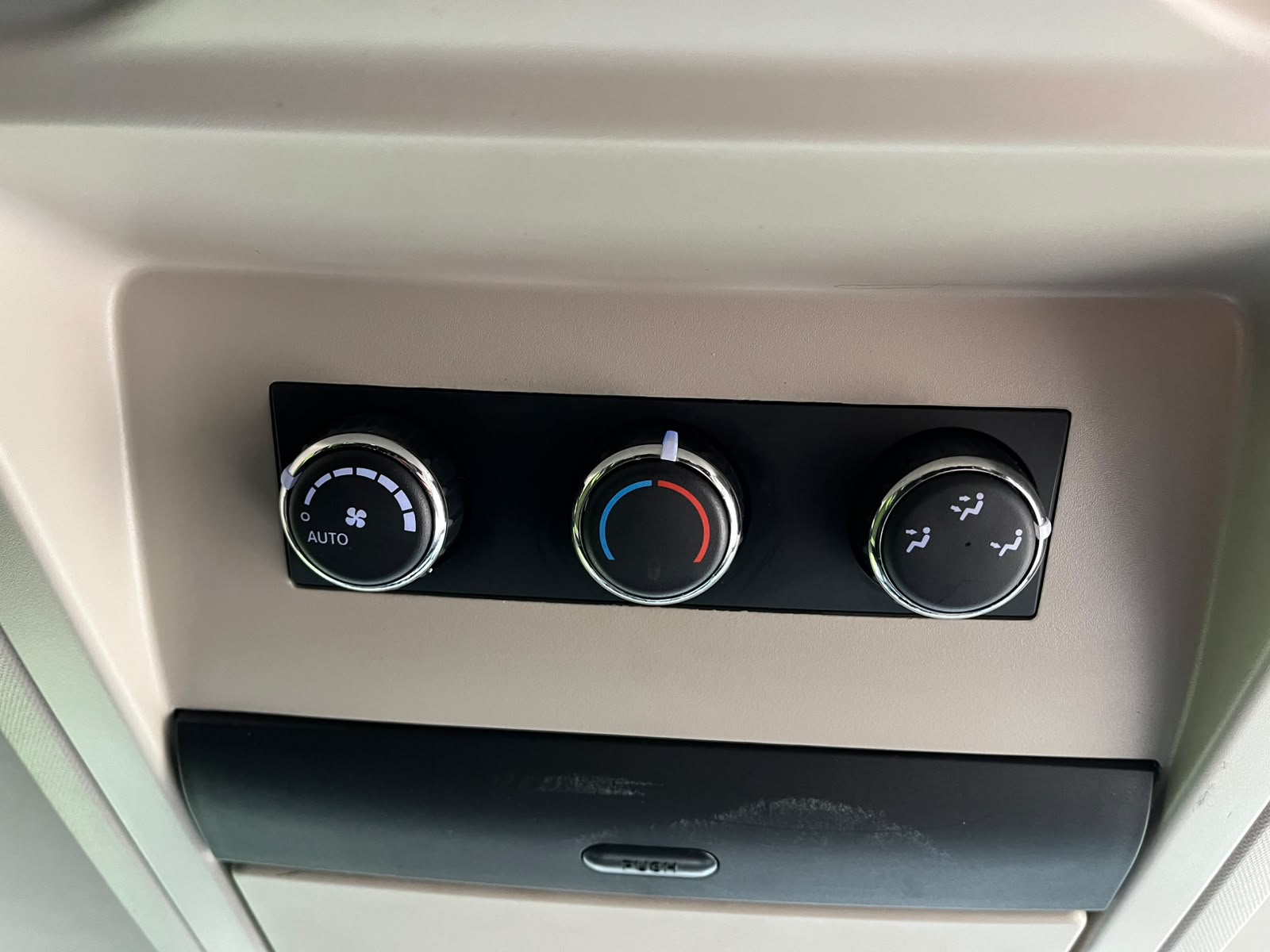 CHRYSLER TOWN & COUNTRY 7-VIETAS