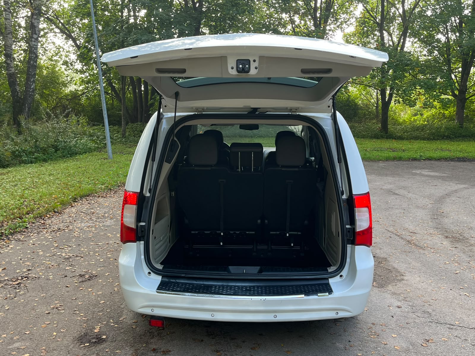 CHRYSLER TOWN & COUNTRY 7-VIETAS
