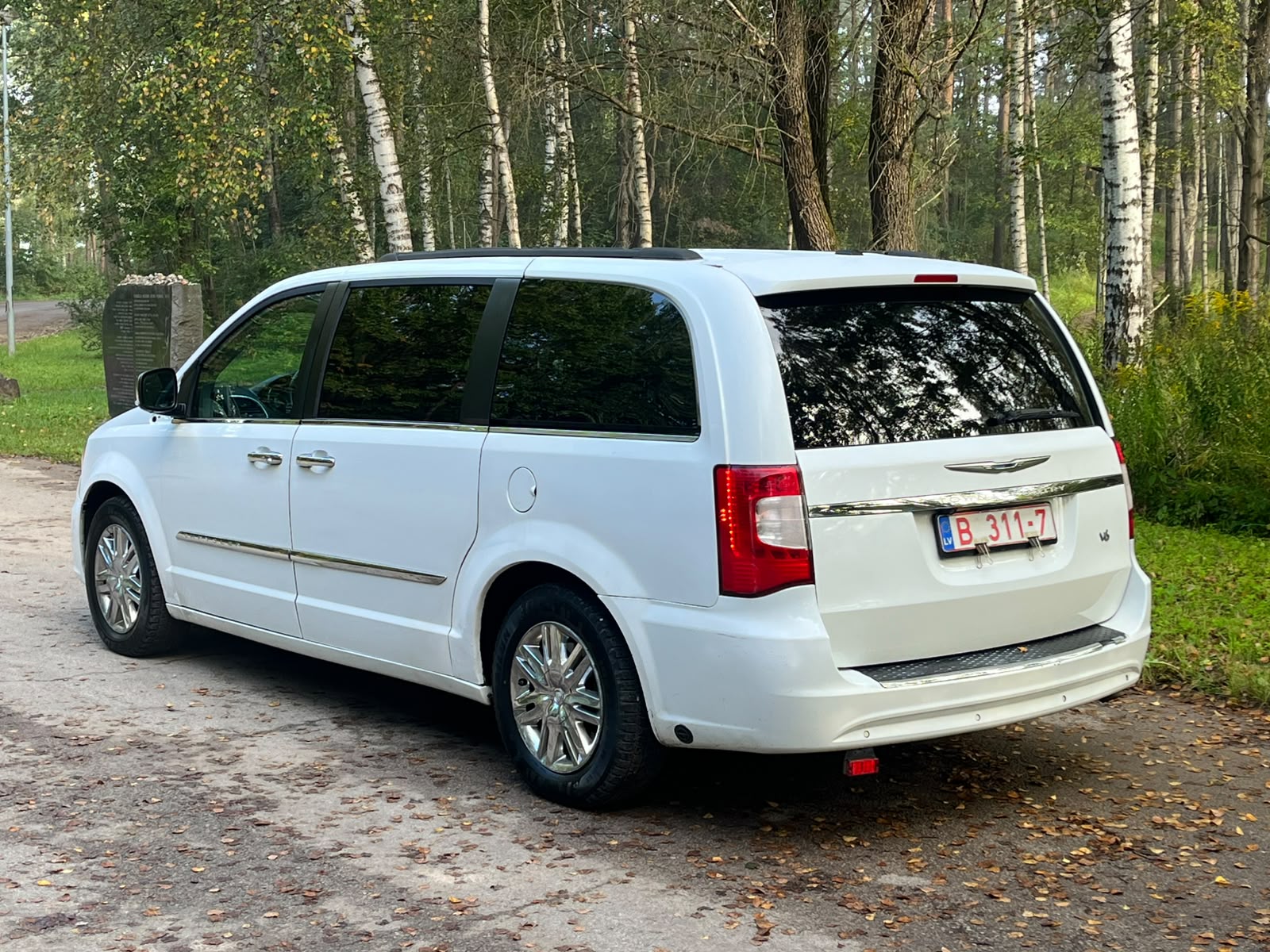 CHRYSLER TOWN & COUNTRY 7-VIETAS