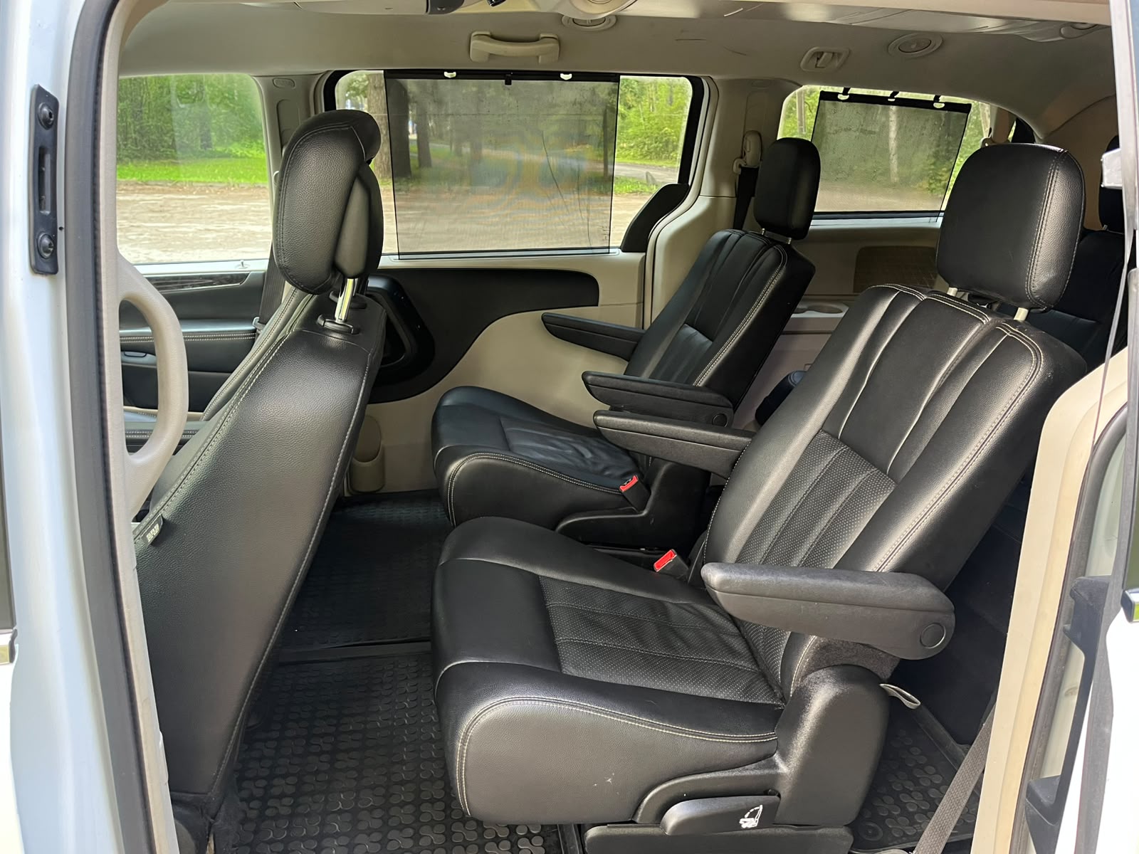 CHRYSLER TOWN & COUNTRY 7-VIETAS