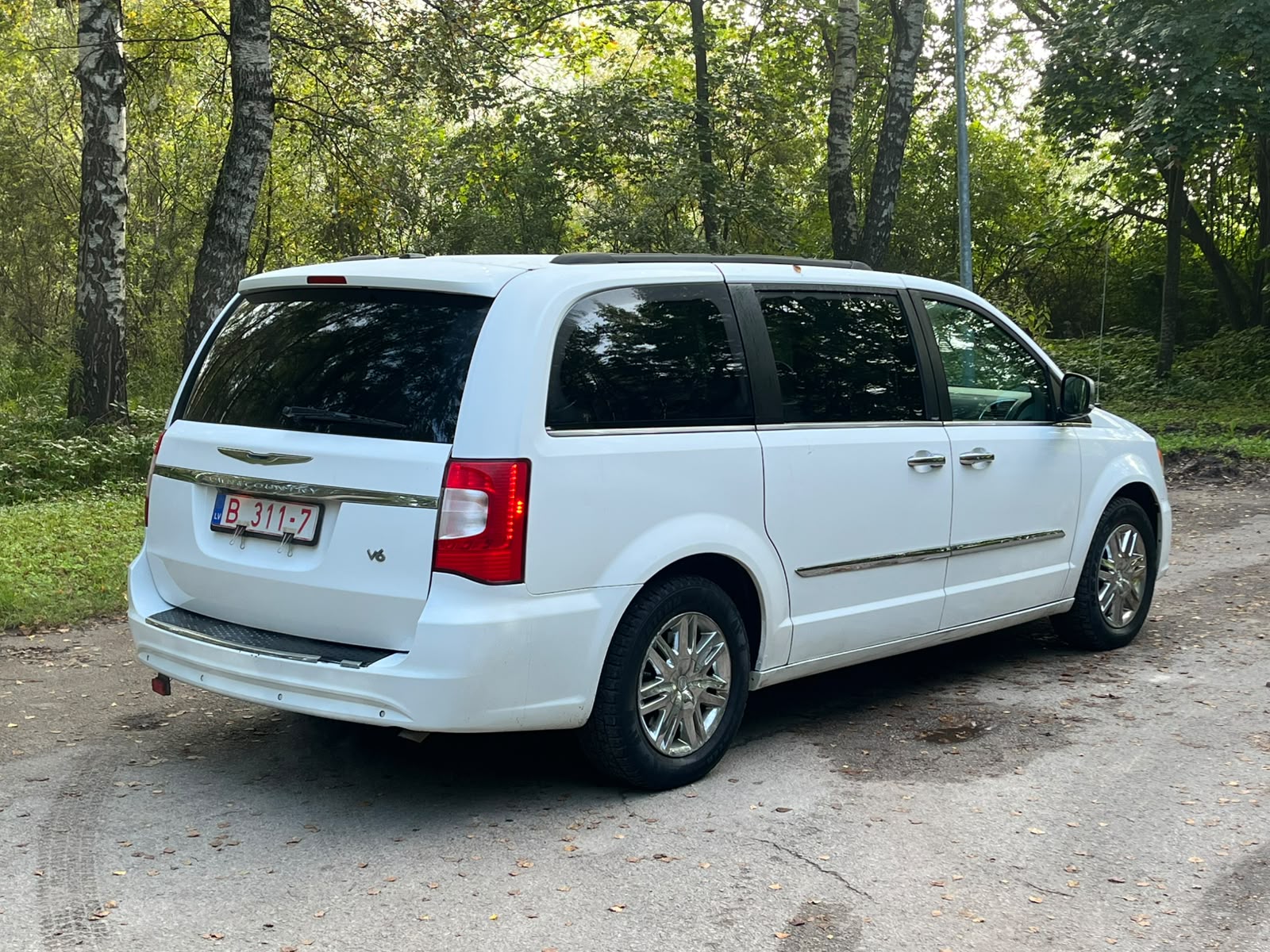 CHRYSLER TOWN & COUNTRY 7-VIETAS