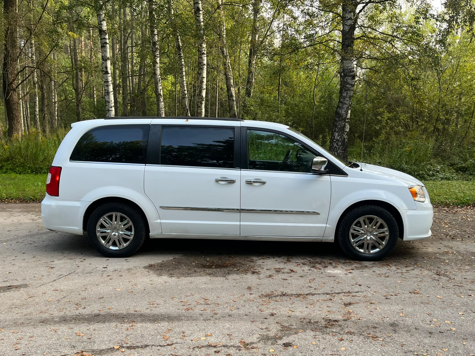 CHRYSLER TOWN & COUNTRY 7-VIETAS