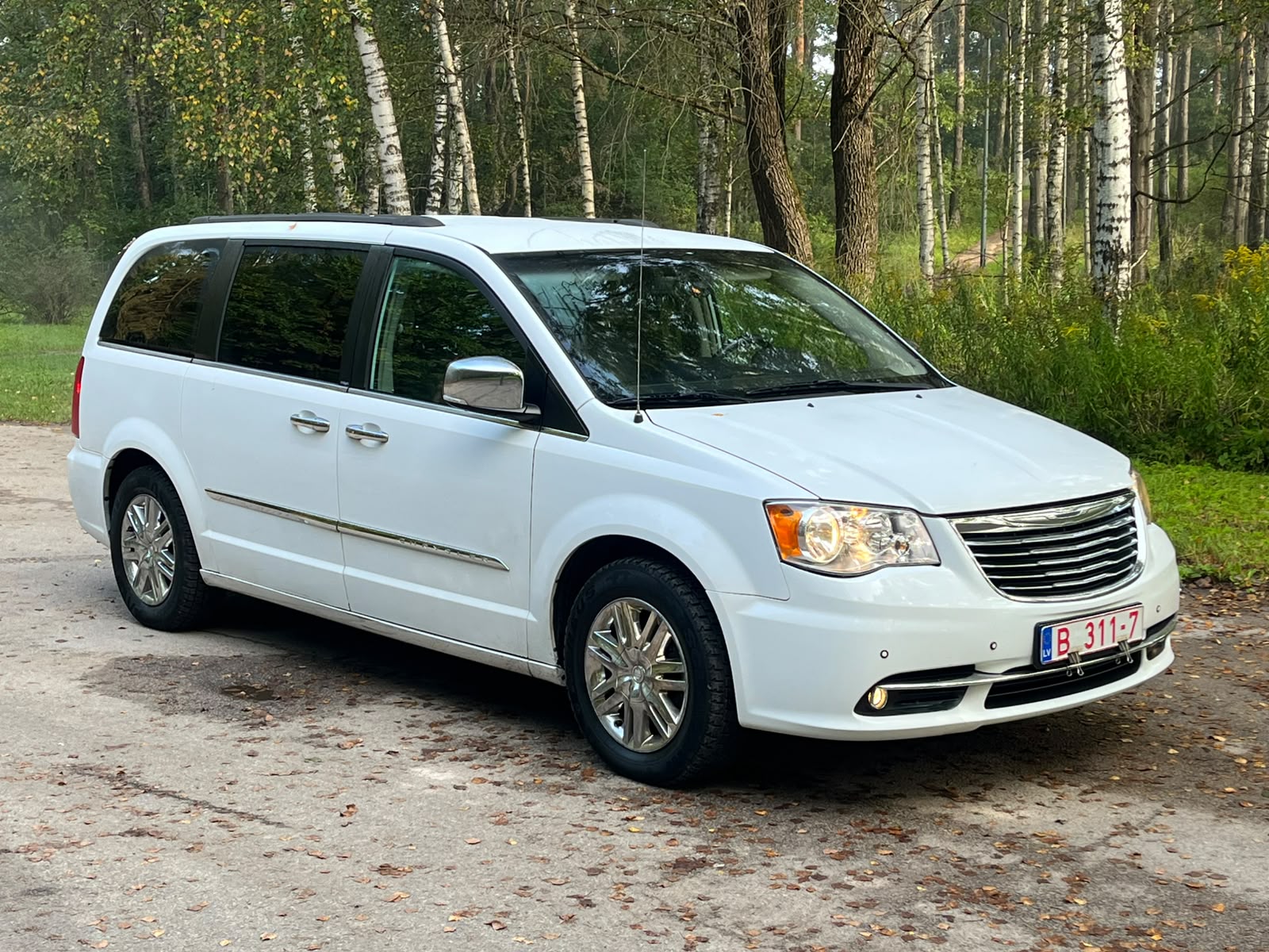 CHRYSLER TOWN & COUNTRY 7-VIETAS