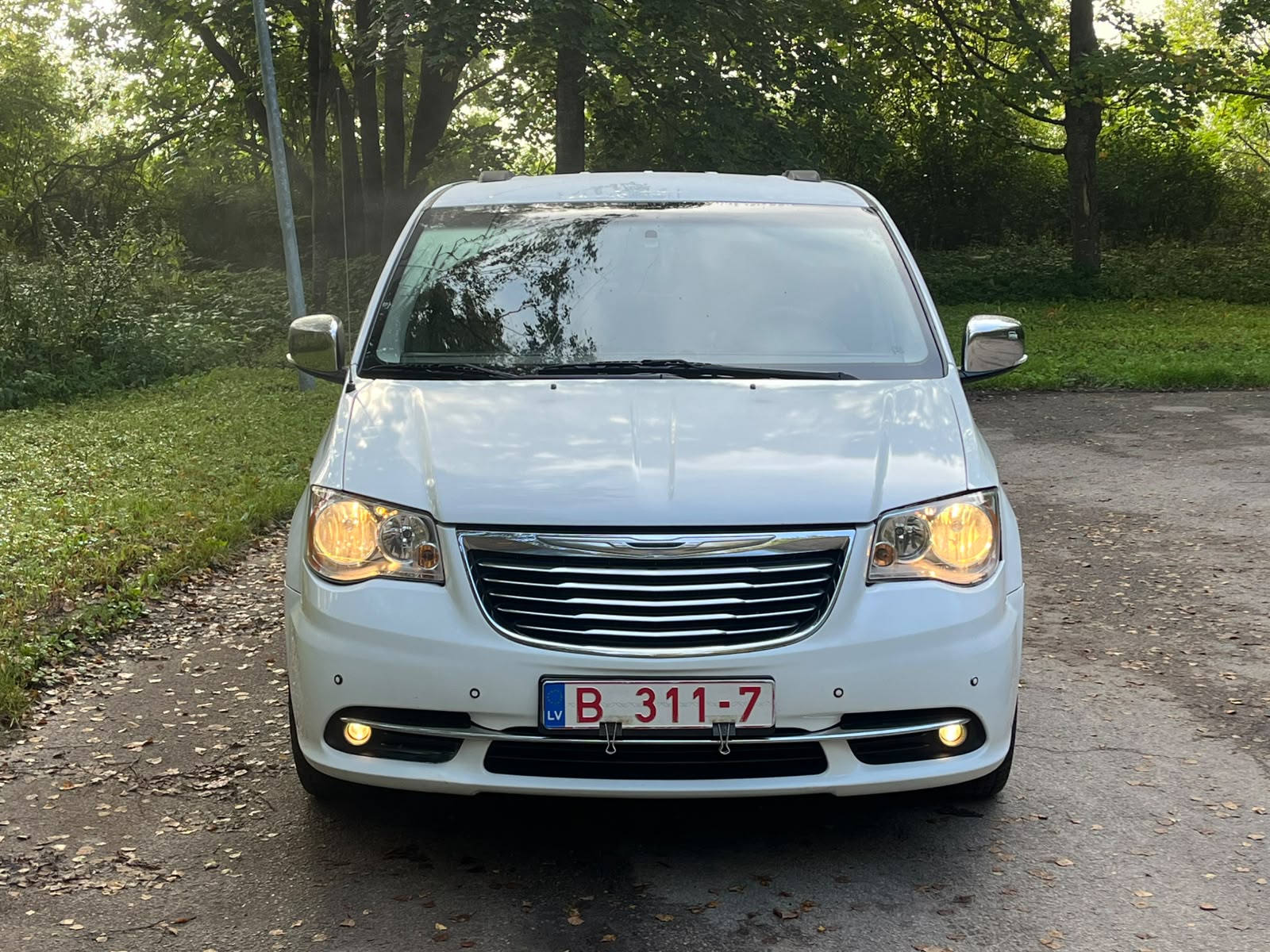 CHRYSLER TOWN & COUNTRY 7-VIETAS