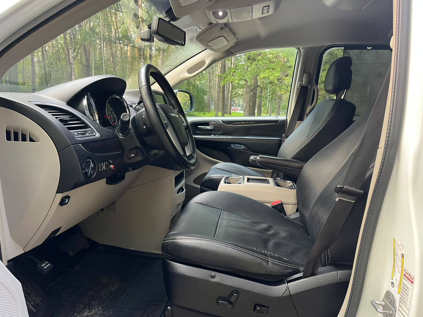 CHRYSLER TOWN & COUNTRY 7-VIETAS