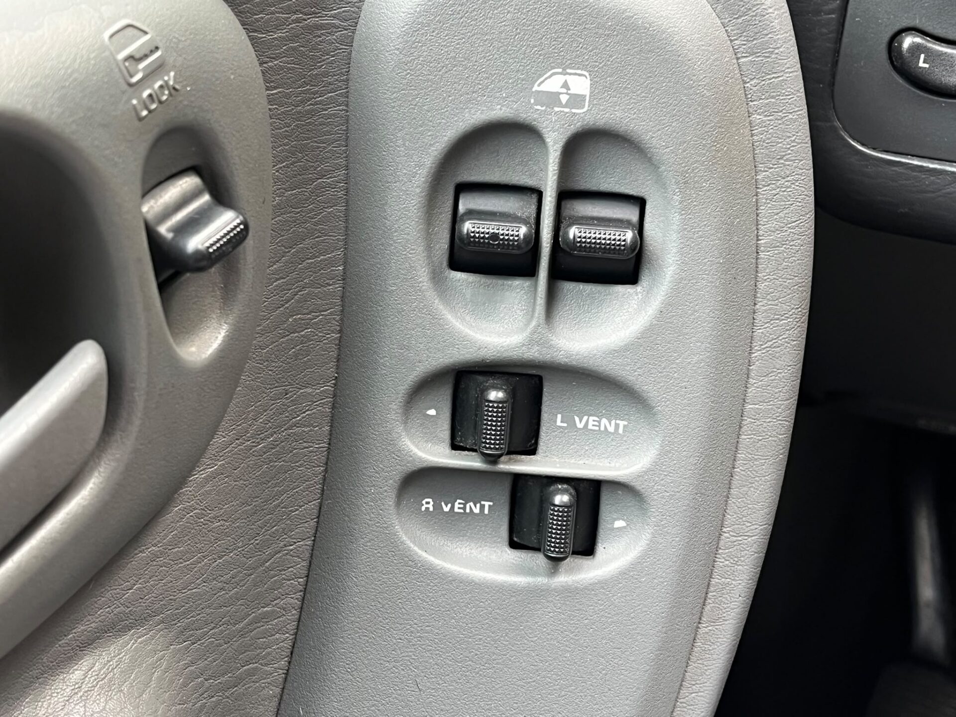 CHRYSLER VOYAGER 7-VIETAS