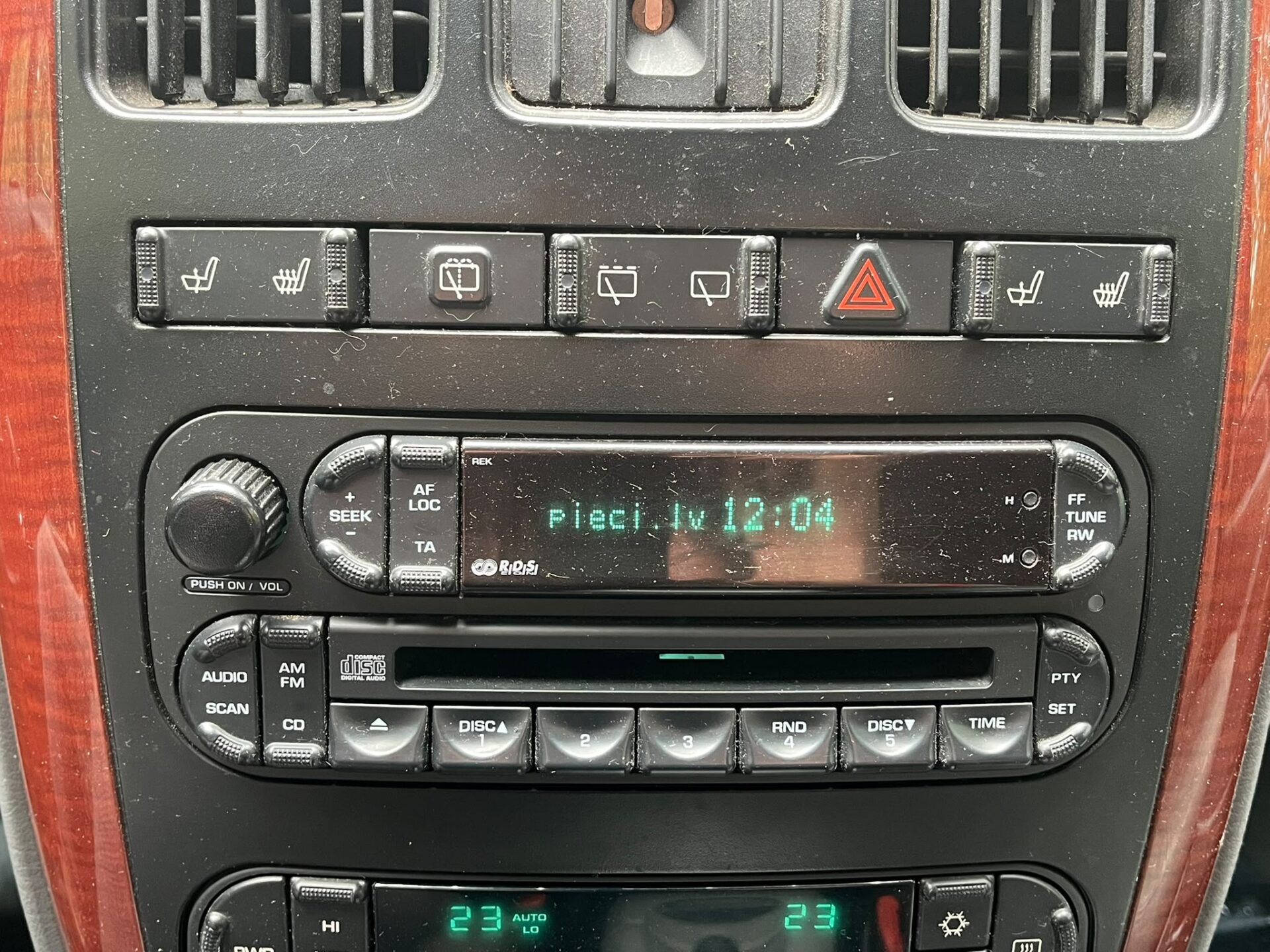 CHRYSLER VOYAGER 7-VIETAS
