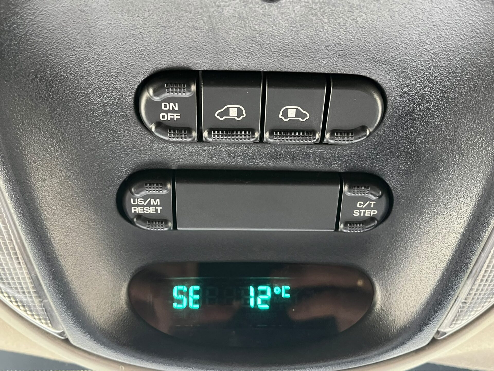 CHRYSLER VOYAGER 7-VIETAS