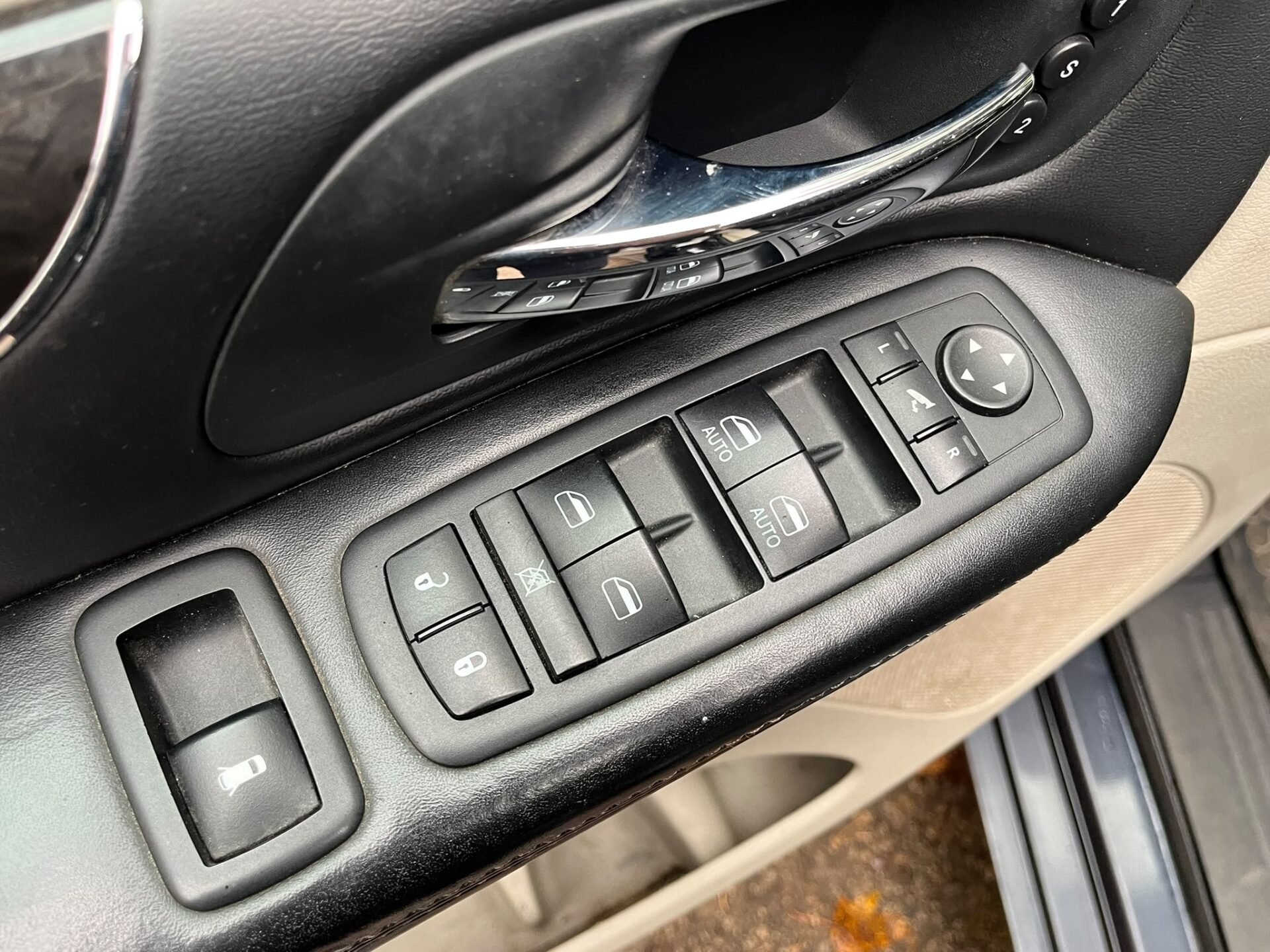 LANCIA VOYAGER 7-VIETAS