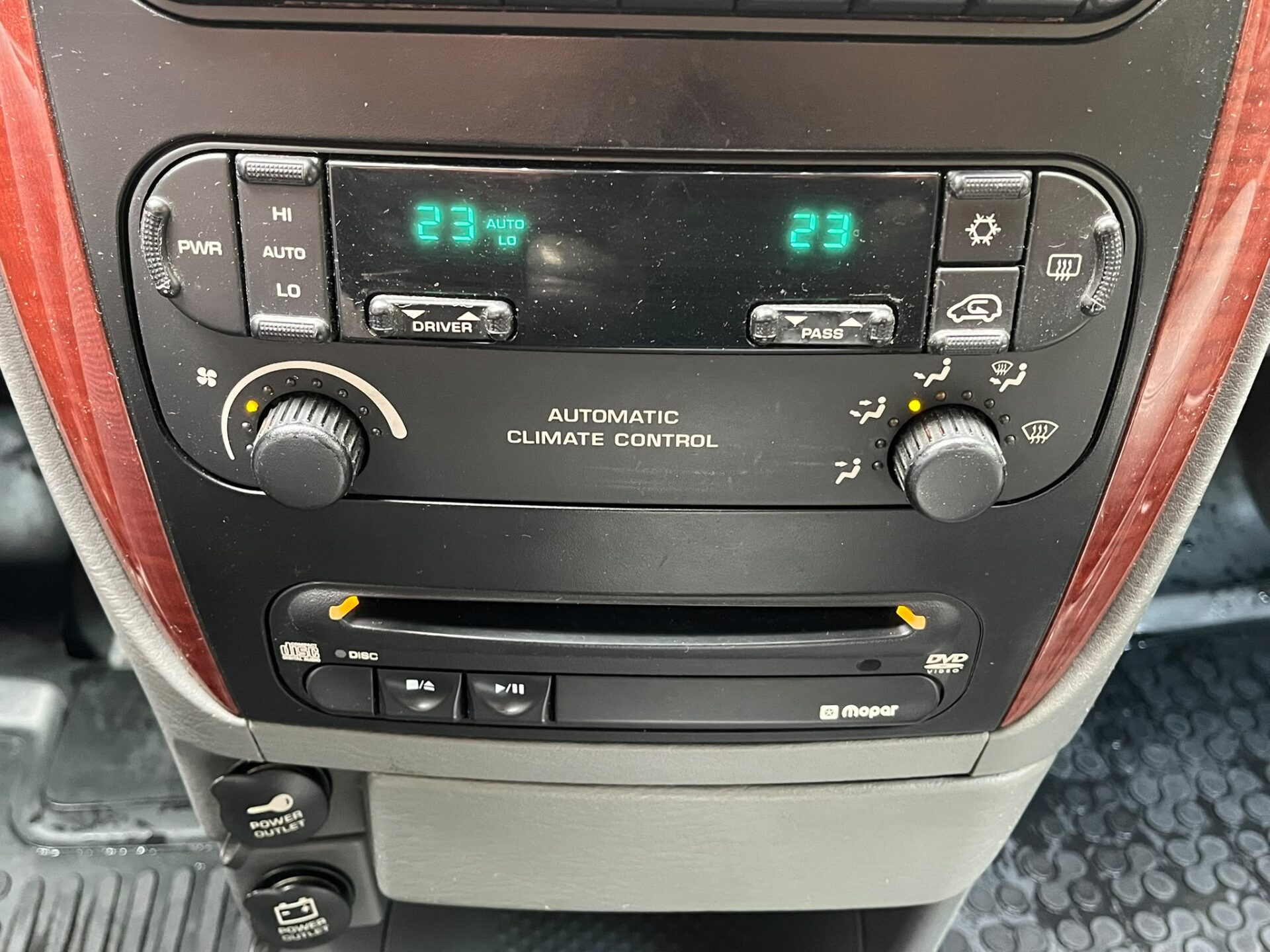 CHRYSLER VOYAGER 7-VIETAS