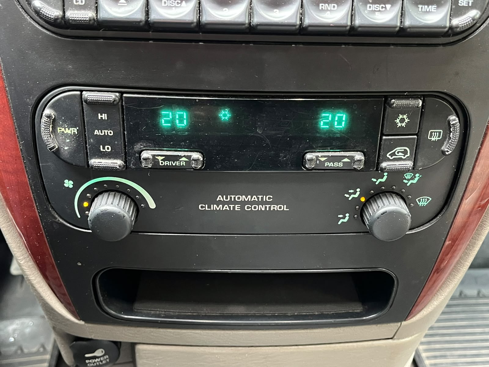 CHRYSLER GRAND VOYAGER 7-VIETAS