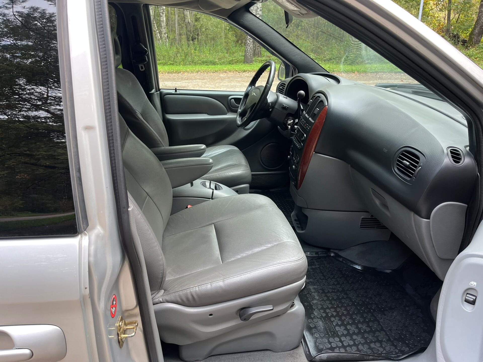 CHRYSLER VOYAGER 7-VIETAS