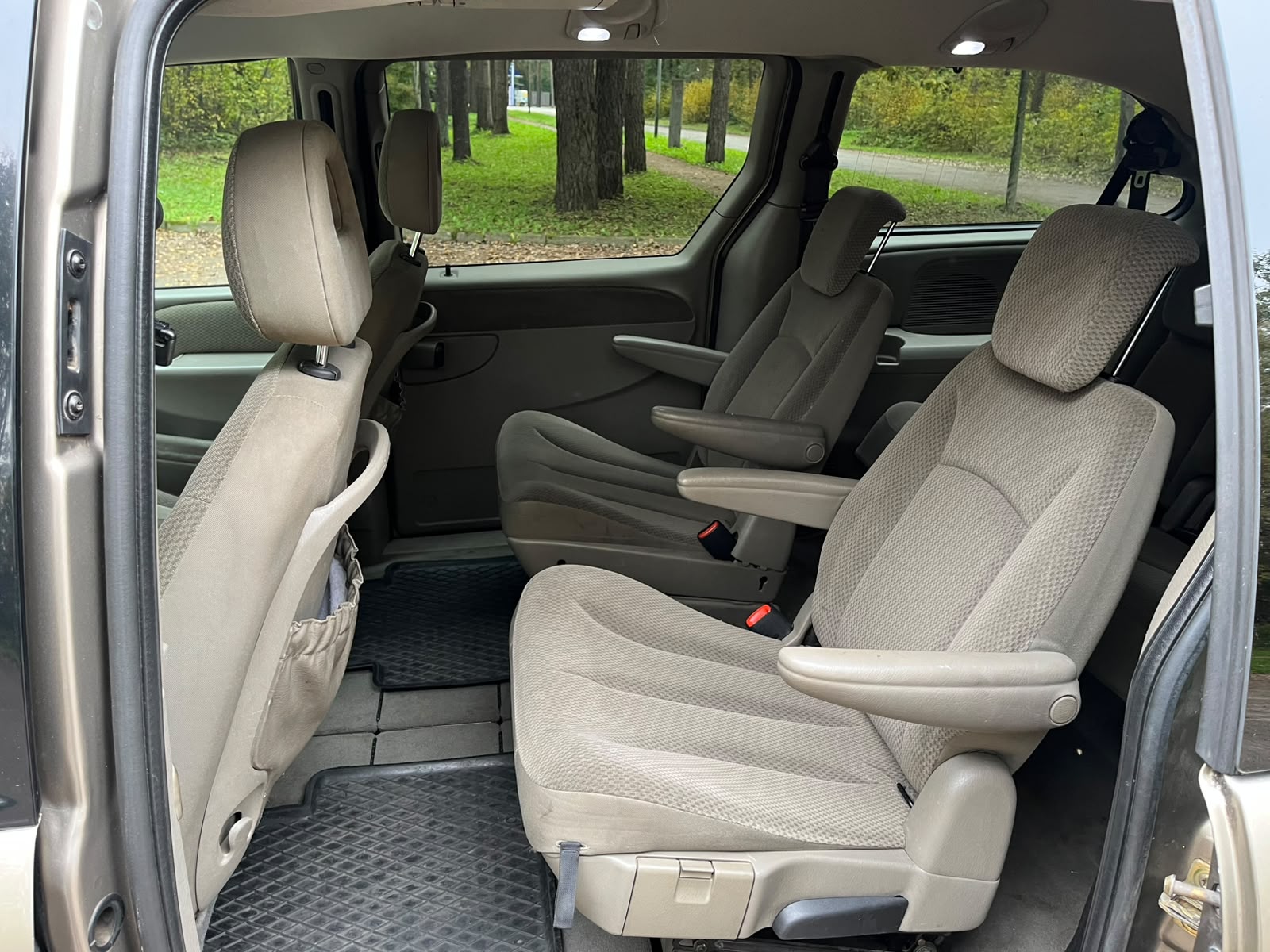 CHRYSLER GRAND VOYAGER 7-VIETAS
