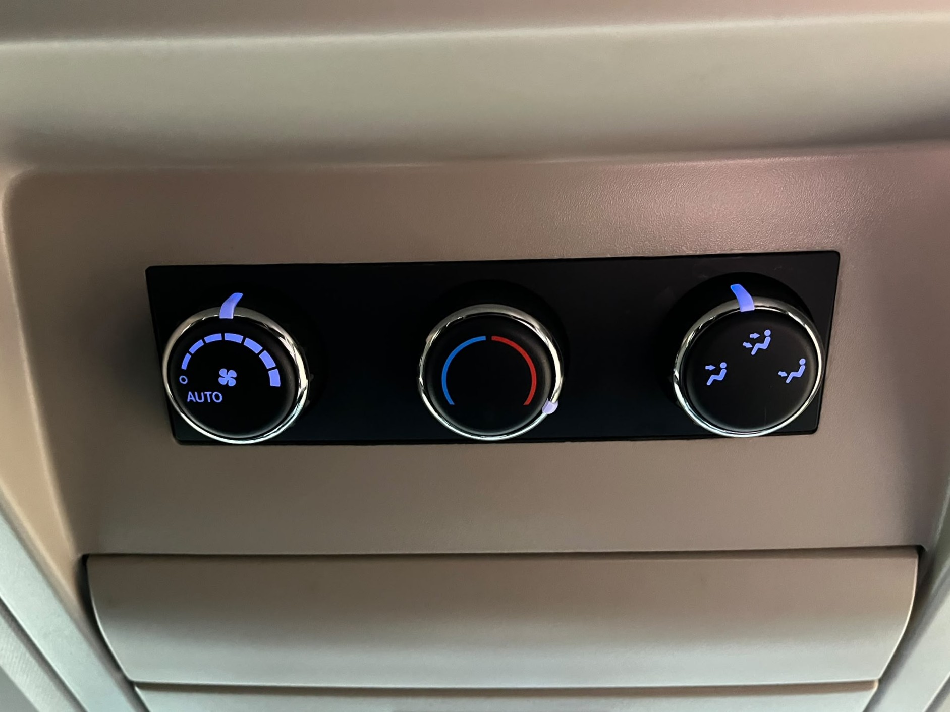 LANCIA VOYAGER 7-VIETAS
